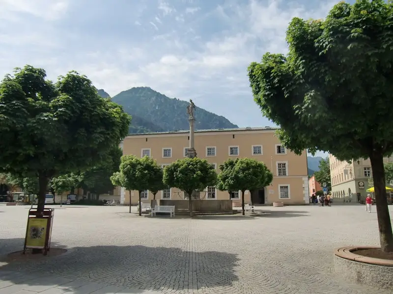Städtischer Platz im Quartierskontext